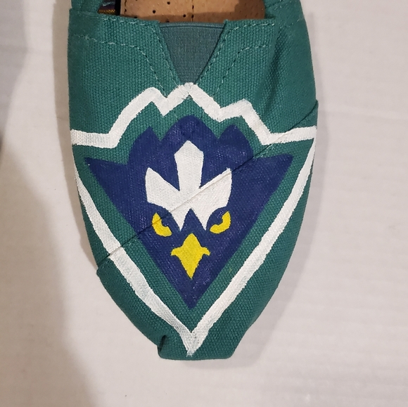 🔥SALE🔥NWOT! Toms Green UNCW College Custom Slip Ons 9 - Picture 4 of 11